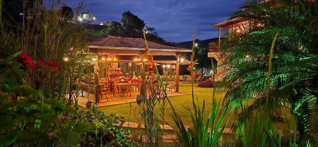 Jardim e gazebo iluminados à noite